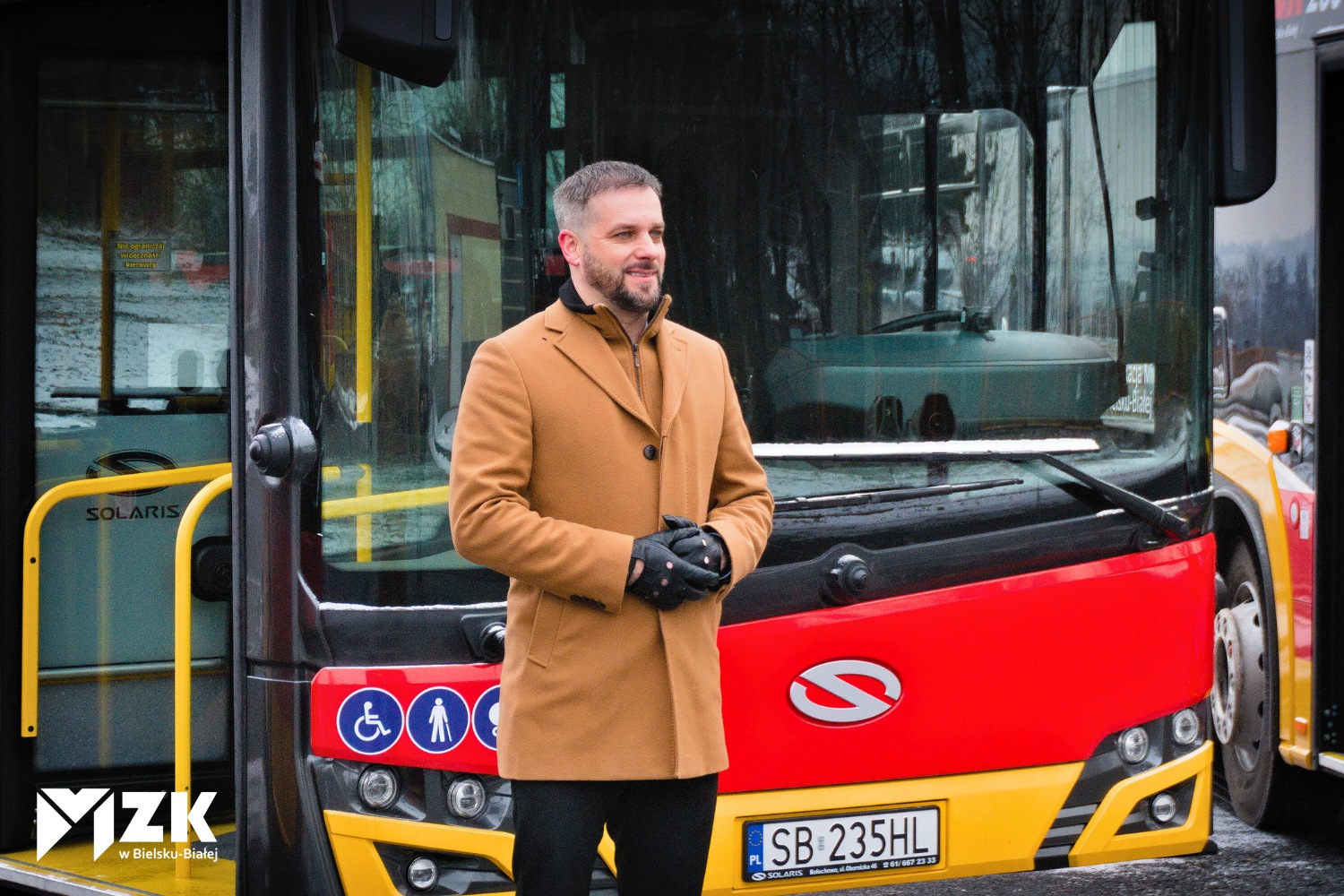 Prezes Hubert Maślanka na tle autobusu Solaris