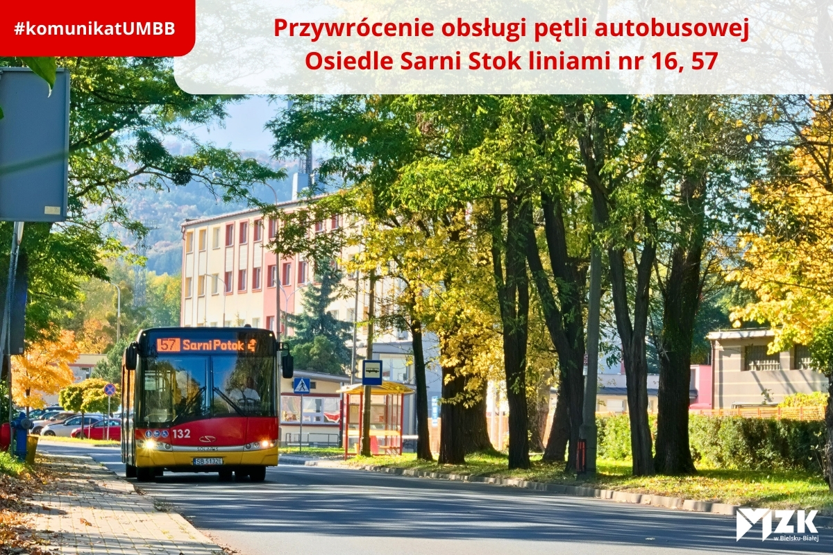 Zdjęcie autobusu linii nr 57 na tle zajezdni i drzew