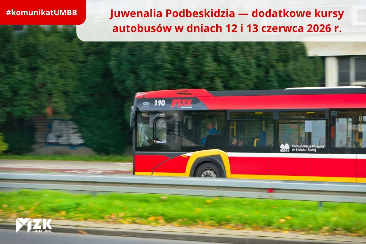 Zdjęcie autobusu jadącego w centrum miasta.