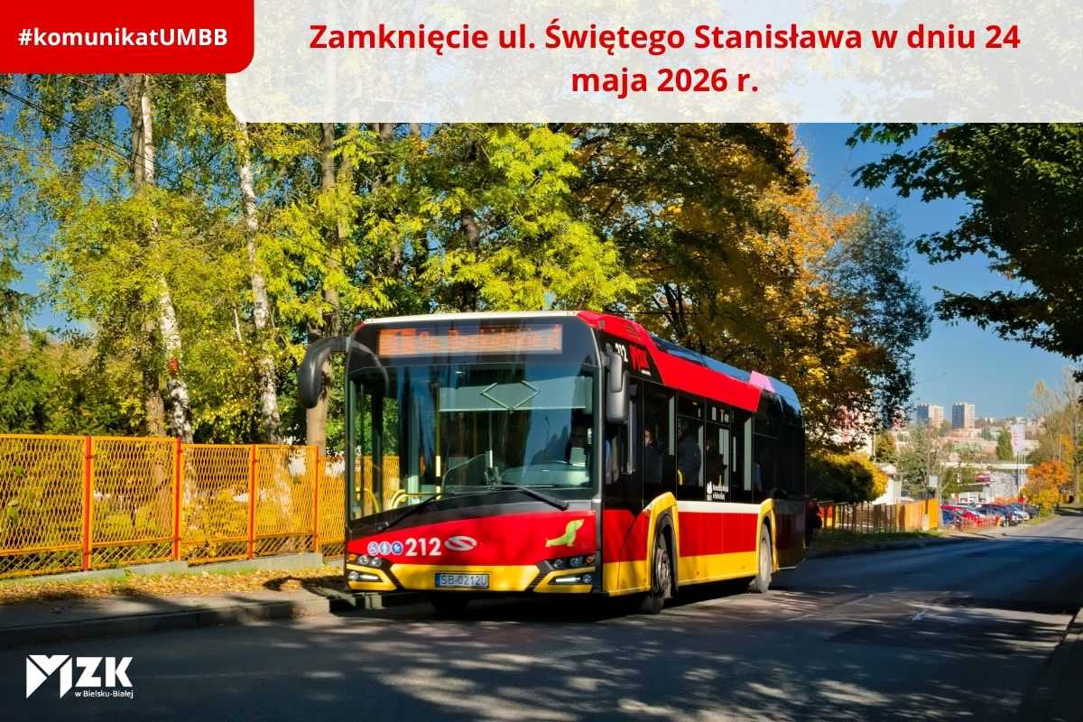 Zdjęcie autobusu wyjeżdżającego z zajezdni